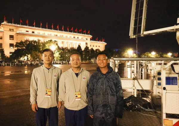 闻喜 阅兵出“神图”，这辆消防云梯车立了功